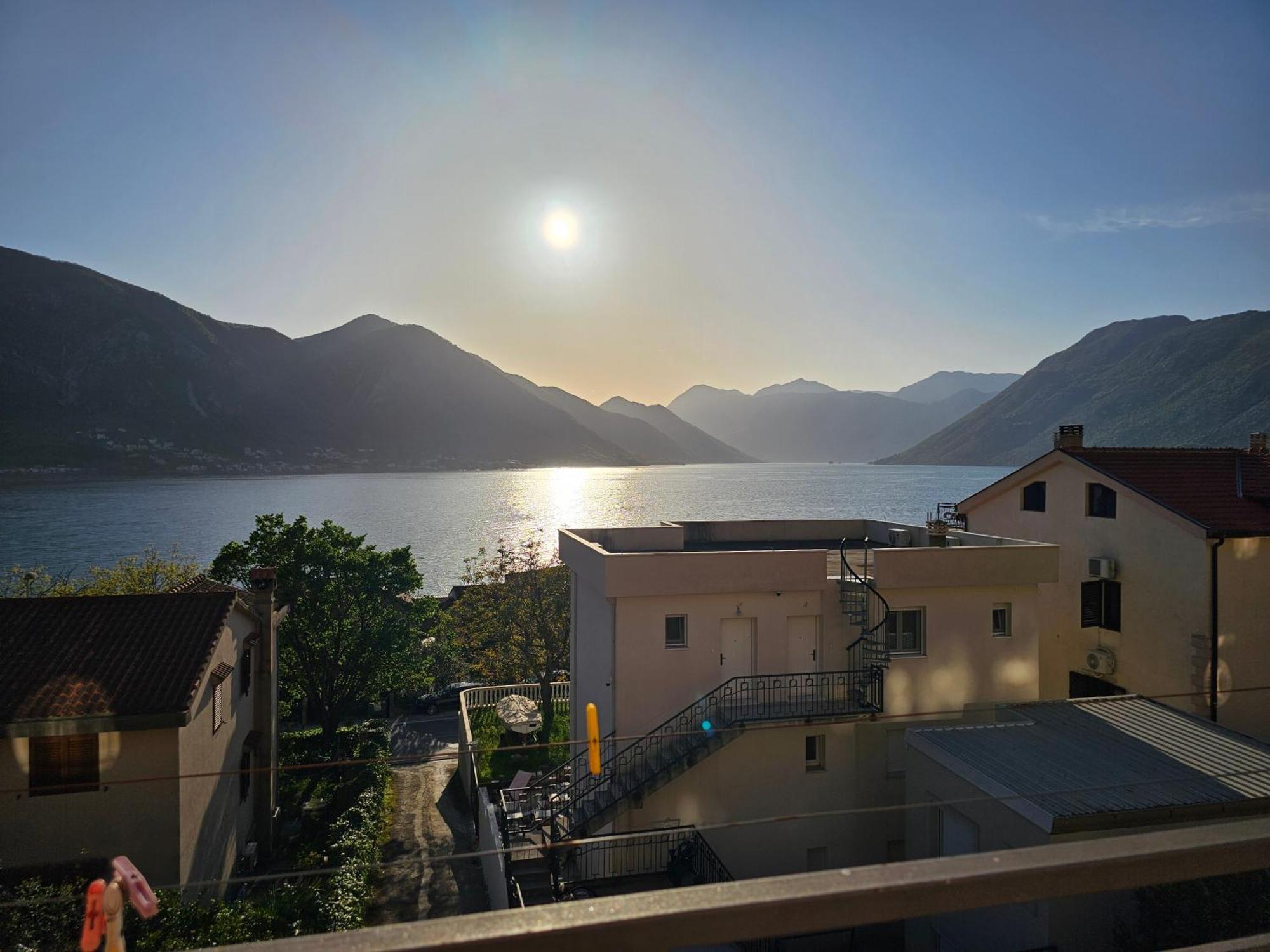 Modern Seaside Escape - Stunning Sea View - Private & Stylish Lejlighed Kotor Eksteriør billede